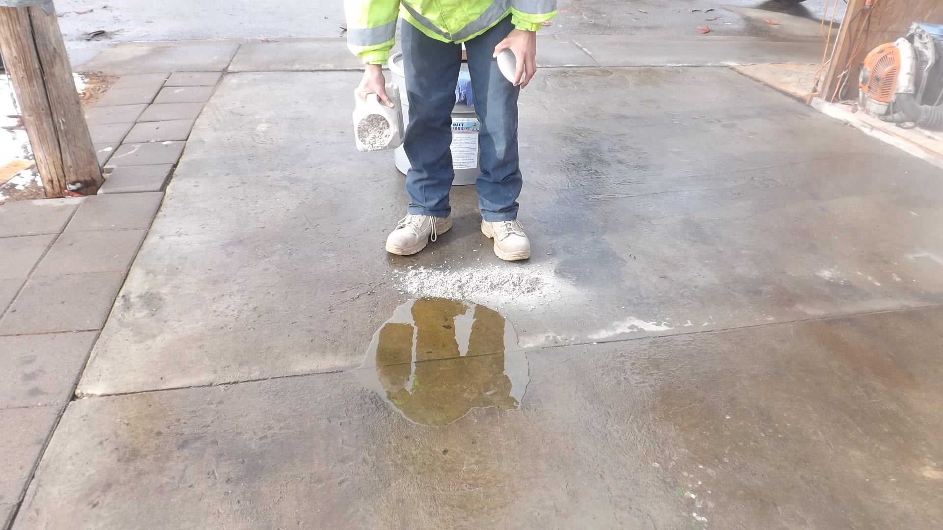 ACT Absorbent – Eco-Friendly Oil & Chemical Spill Absorbent for Concrete, Asphalt, and Soil | Microbial Formula | Fast Spill Response