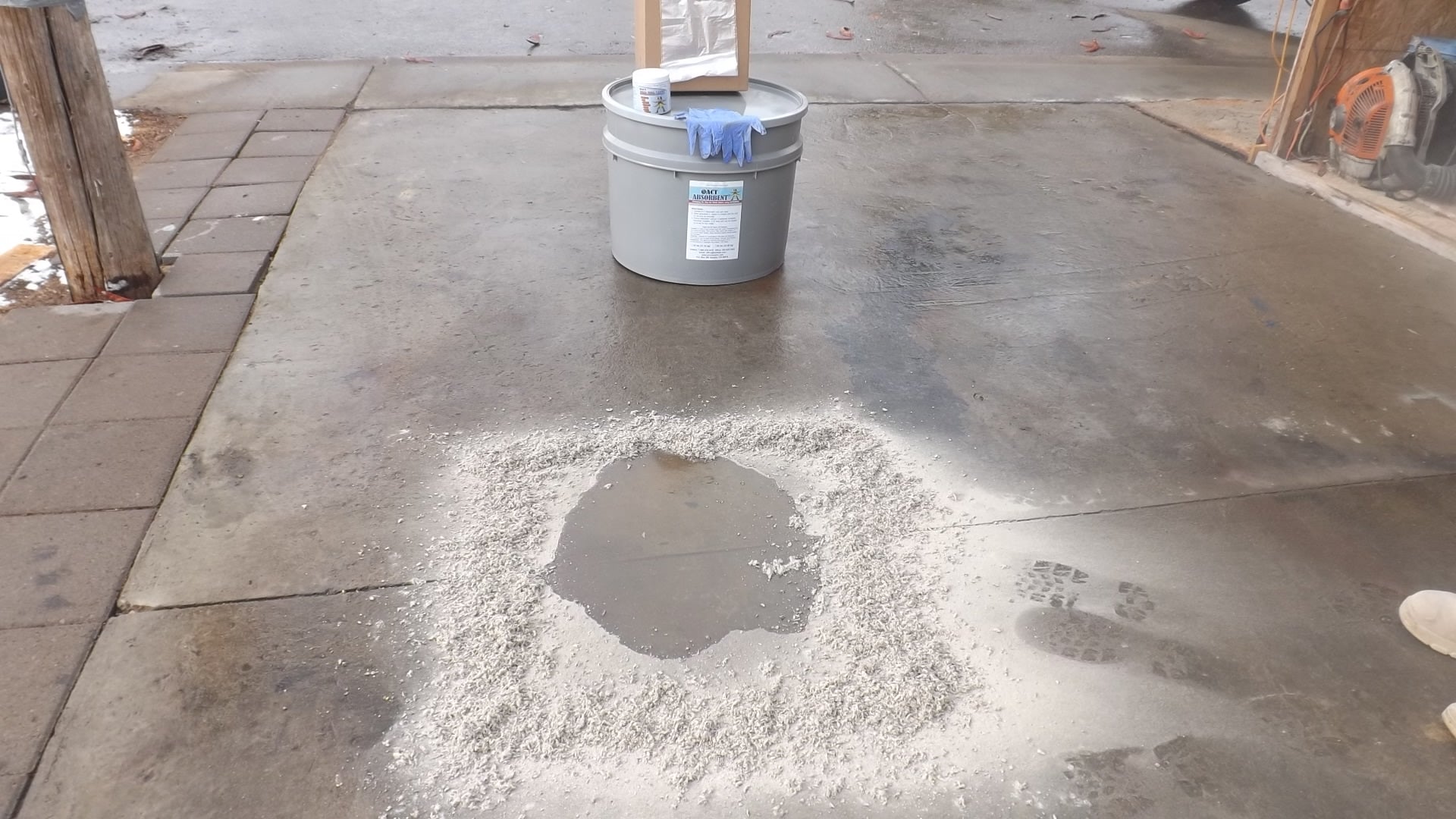 ACT Absorbent – Eco-Friendly Oil & Chemical Spill Absorbent for Concrete, Asphalt, and Soil | Microbial Formula | Fast Spill Response