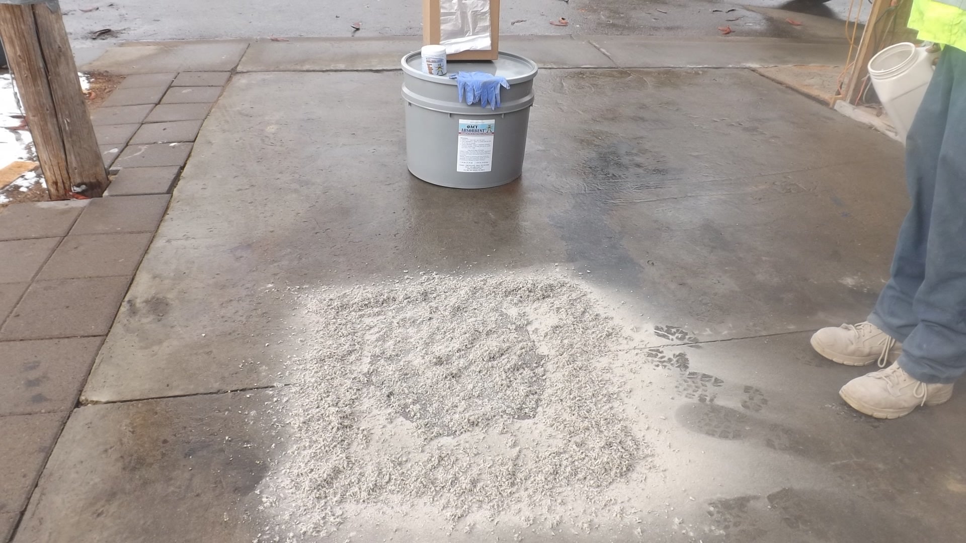 ACT Absorbent – Eco-Friendly Oil & Chemical Spill Absorbent for Concrete, Asphalt, and Soil | Microbial Formula | Fast Spill Response