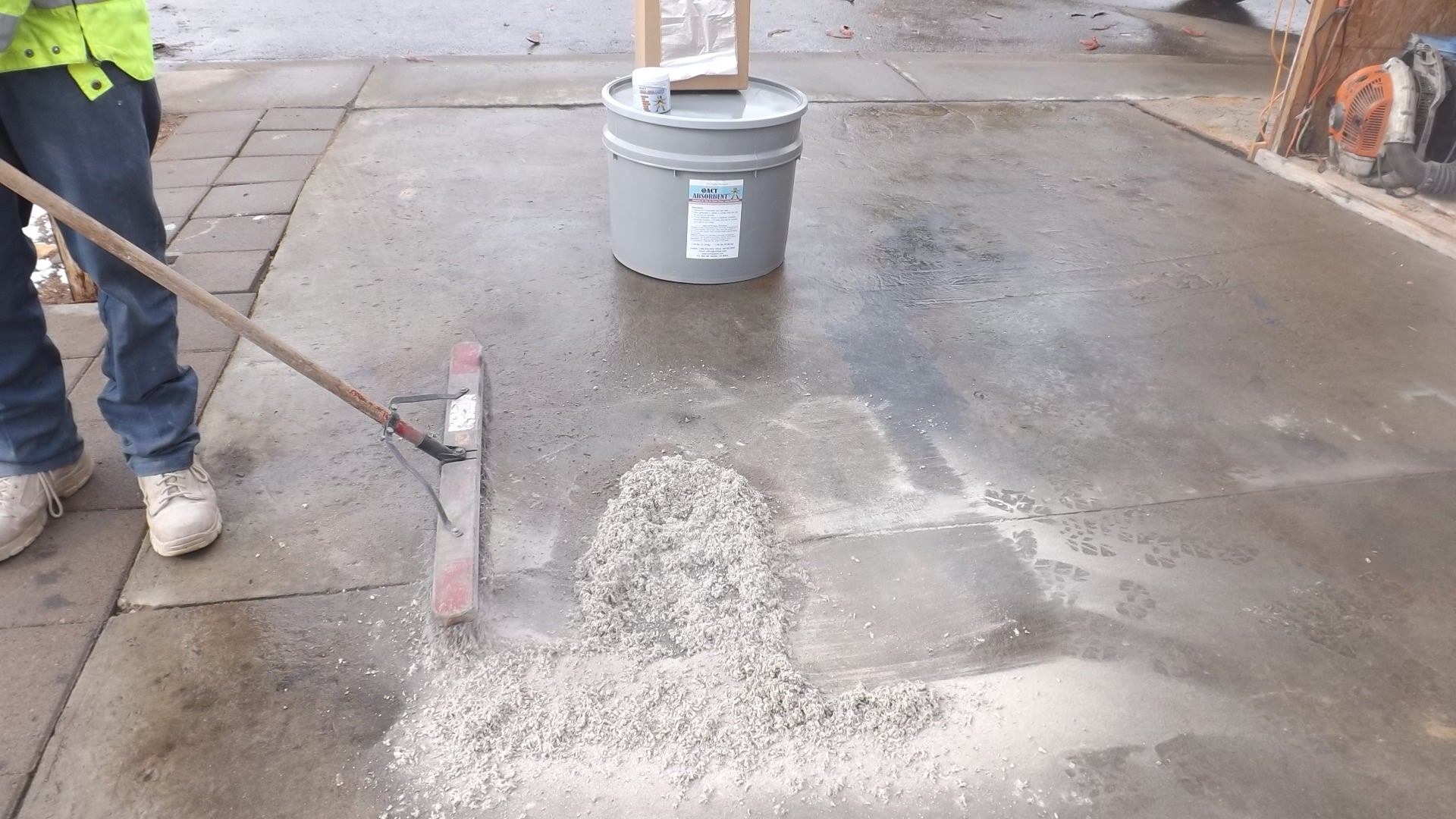 ACT Absorbent – Eco-Friendly Oil & Chemical Spill Absorbent for Concrete, Asphalt, and Soil | Microbial Formula | Fast Spill Response