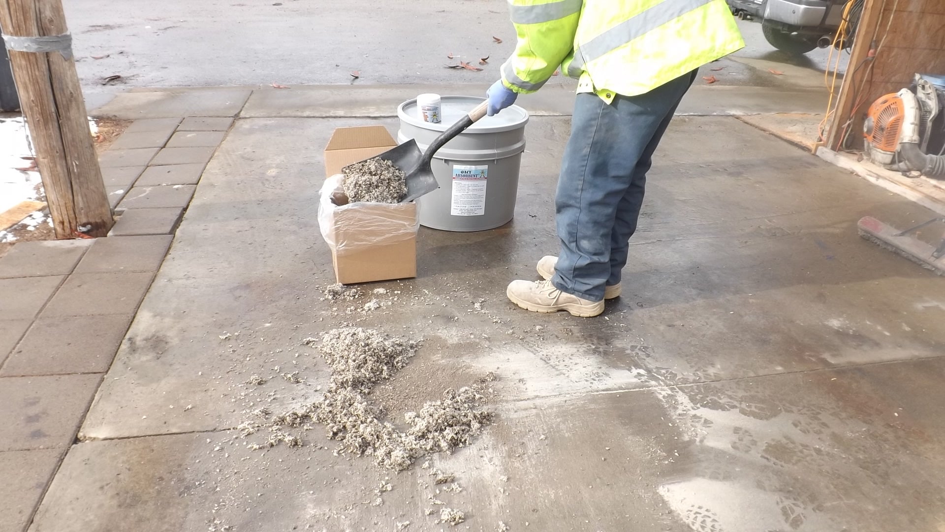 ACT Absorbent – Eco-Friendly Oil & Chemical Spill Absorbent for Concrete, Asphalt, and Soil | Microbial Formula | Fast Spill Response