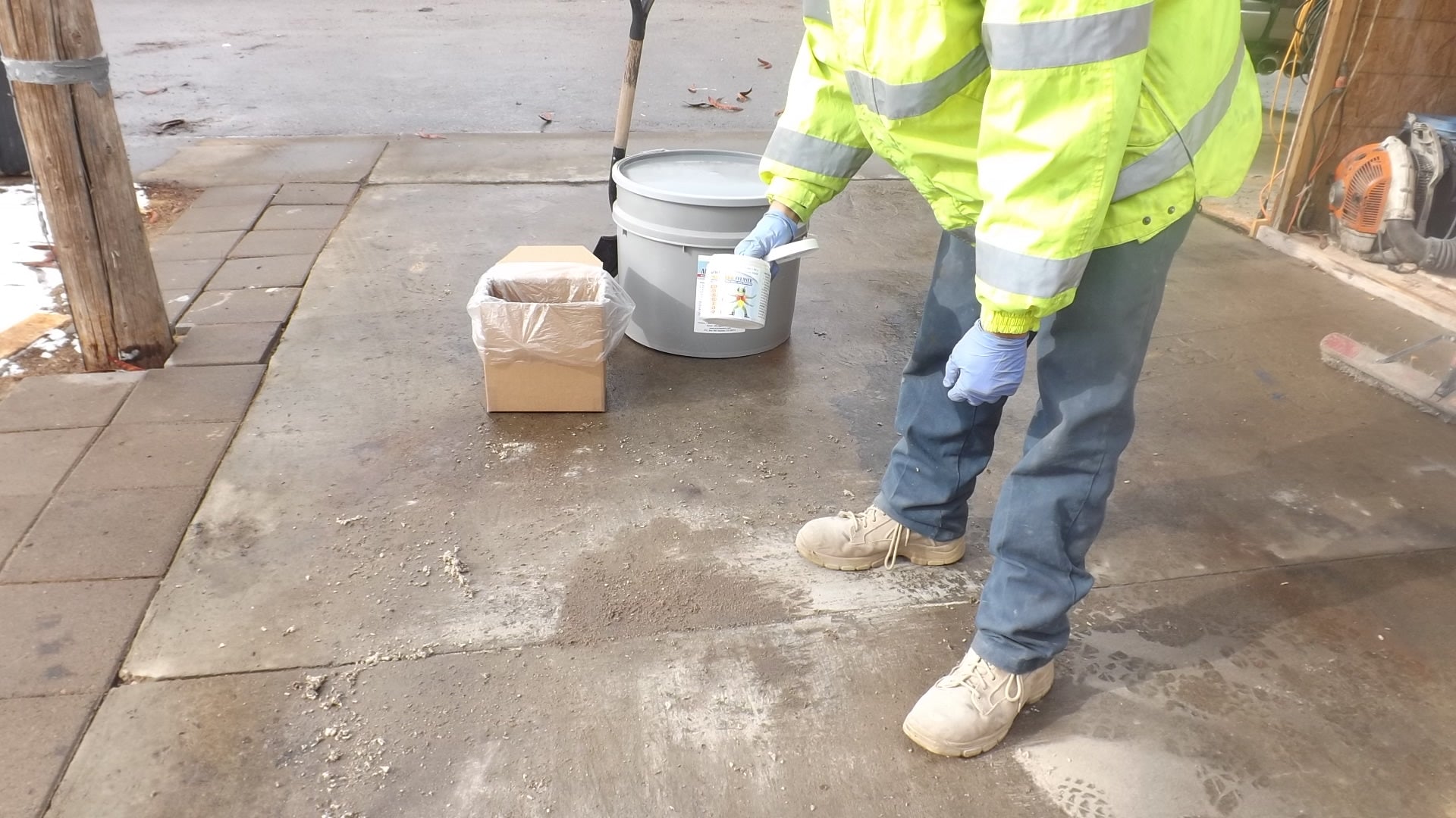 ACT Absorbent – Eco-Friendly Oil & Chemical Spill Absorbent for Concrete, Asphalt, and Soil | Microbial Formula | Fast Spill Response