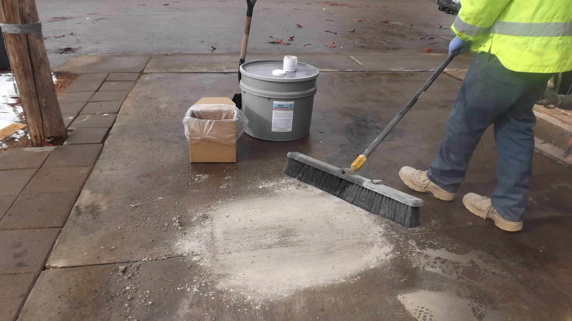 ACT Absorbent – Eco-Friendly Oil & Chemical Spill Absorbent for Concrete, Asphalt, and Soil | Microbial Formula | Fast Spill Response