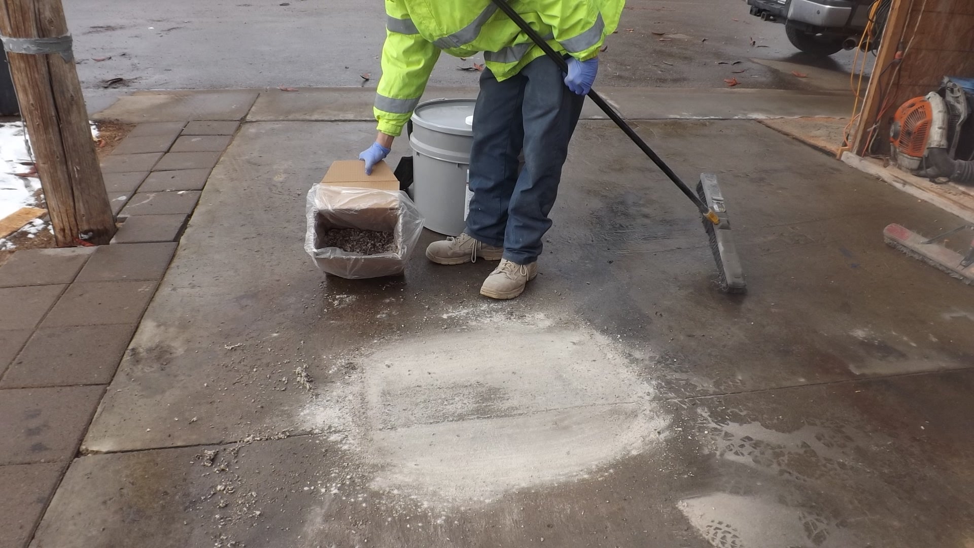 ACT Absorbent – Eco-Friendly Oil & Chemical Spill Absorbent for Concrete, Asphalt, and Soil | Microbial Formula | Fast Spill Response